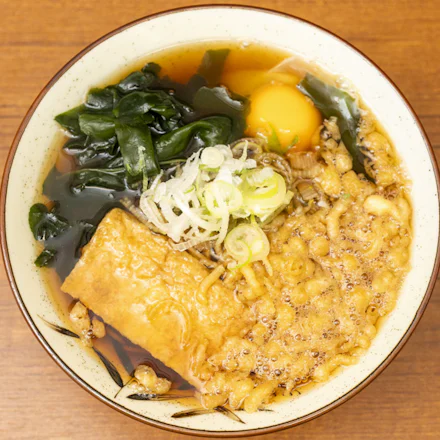 【逗子】枯れ節の黄金出汁が決め手!駅そば「浪子そば」名物・全部入りが大人気